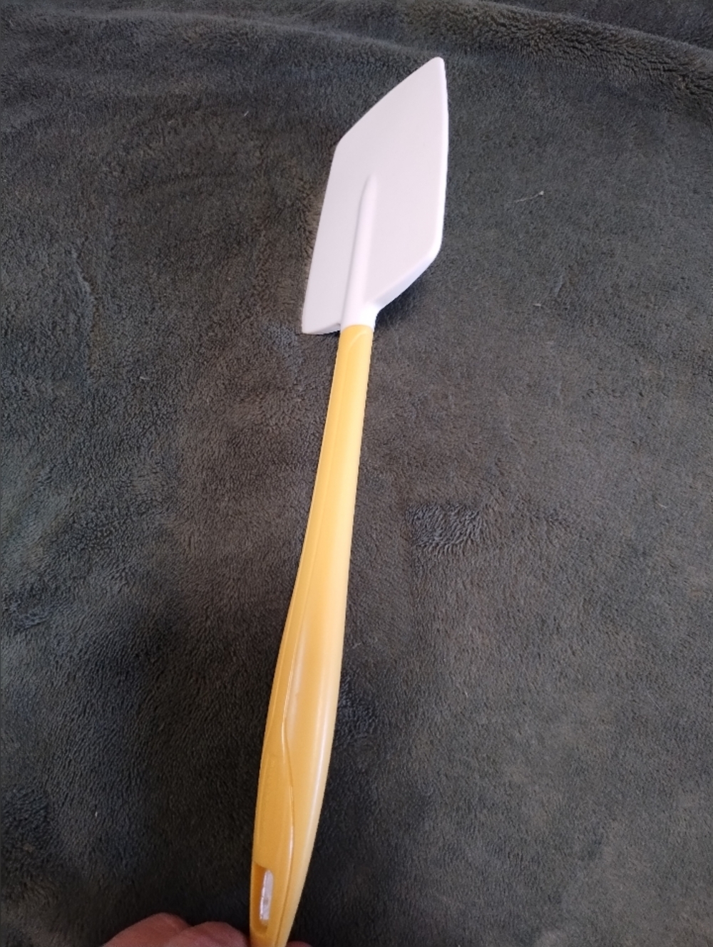 Rubbermaid Rubber Spatula/Scraper Has Section In Handle For Hanging - Picture 5 of 8